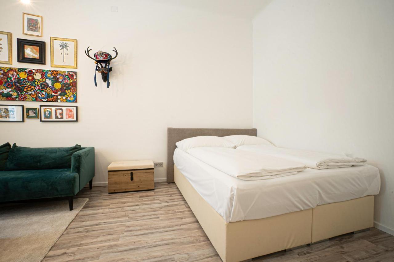 Apartment 2-room On The First Floor With Designer Renovation. Exit To The Courtyard. 15 Minutes To Schloss Schoenbrunn *