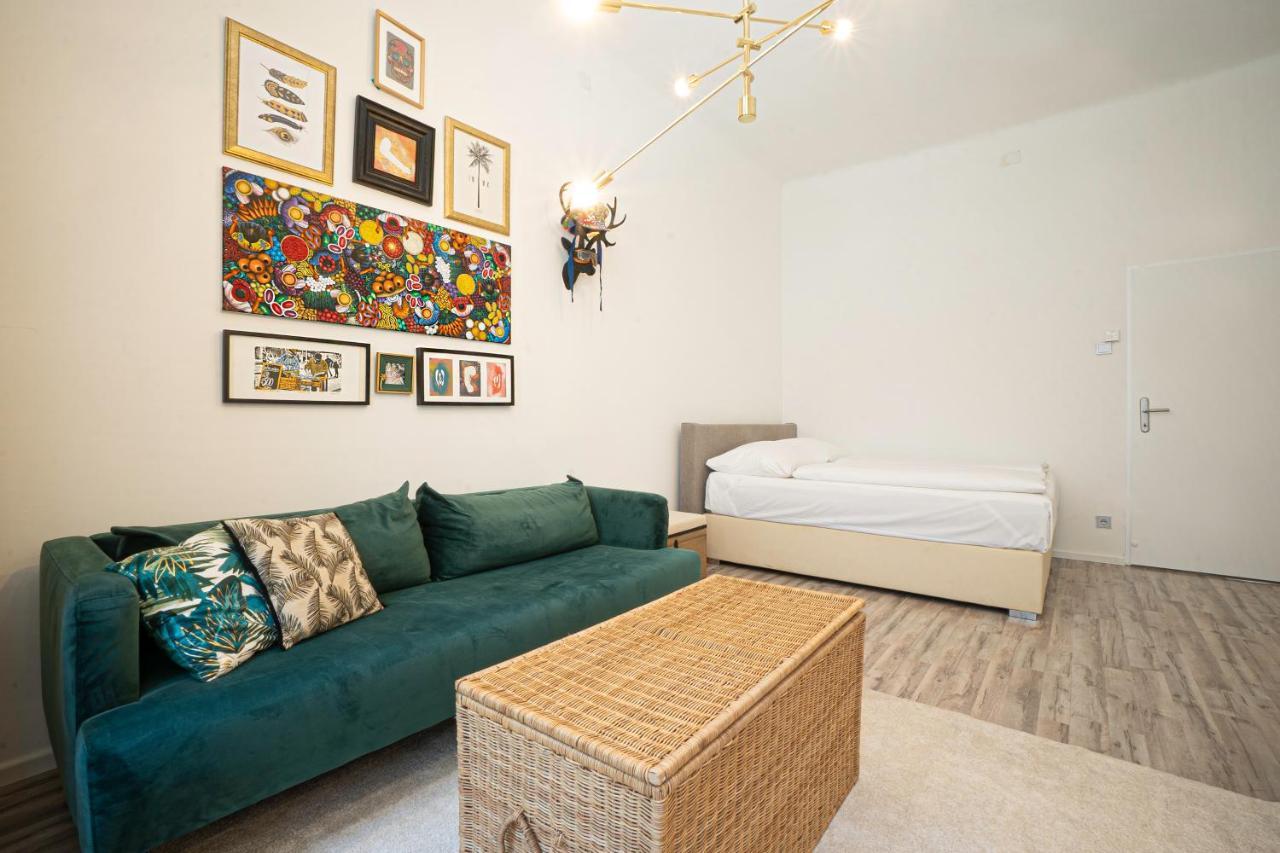 2-room On The First Floor With Designer Renovation. Exit To The Courtyard. 15 Minutes To Schloss Schoenbrunn Wien
